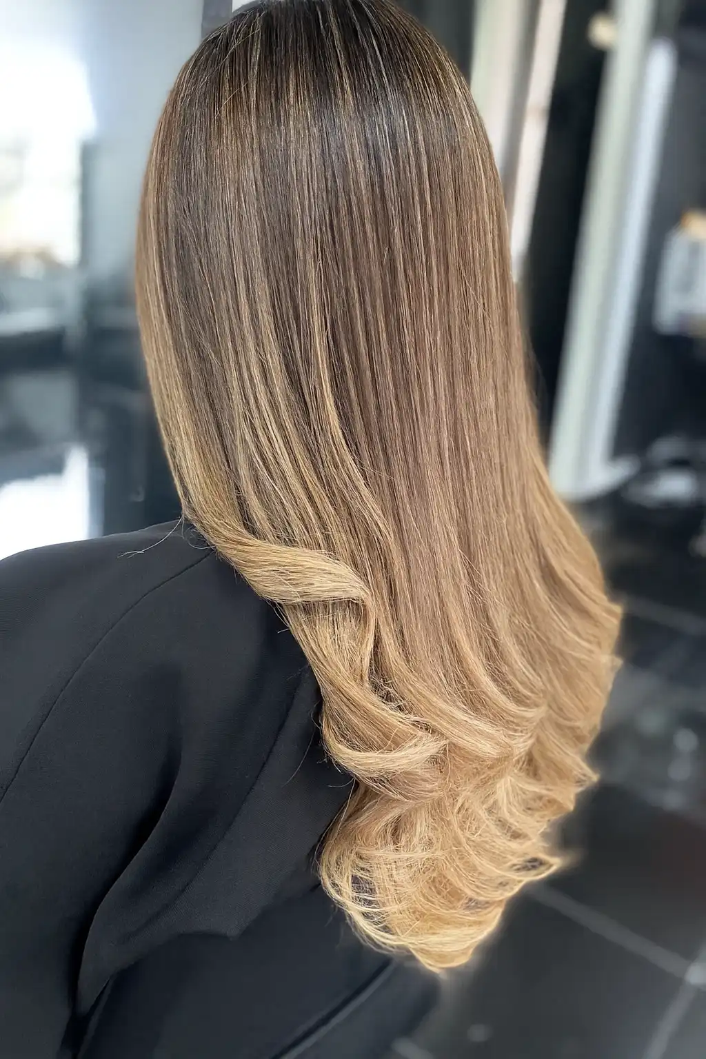 Trabajo de cabello largo con acabado balayage