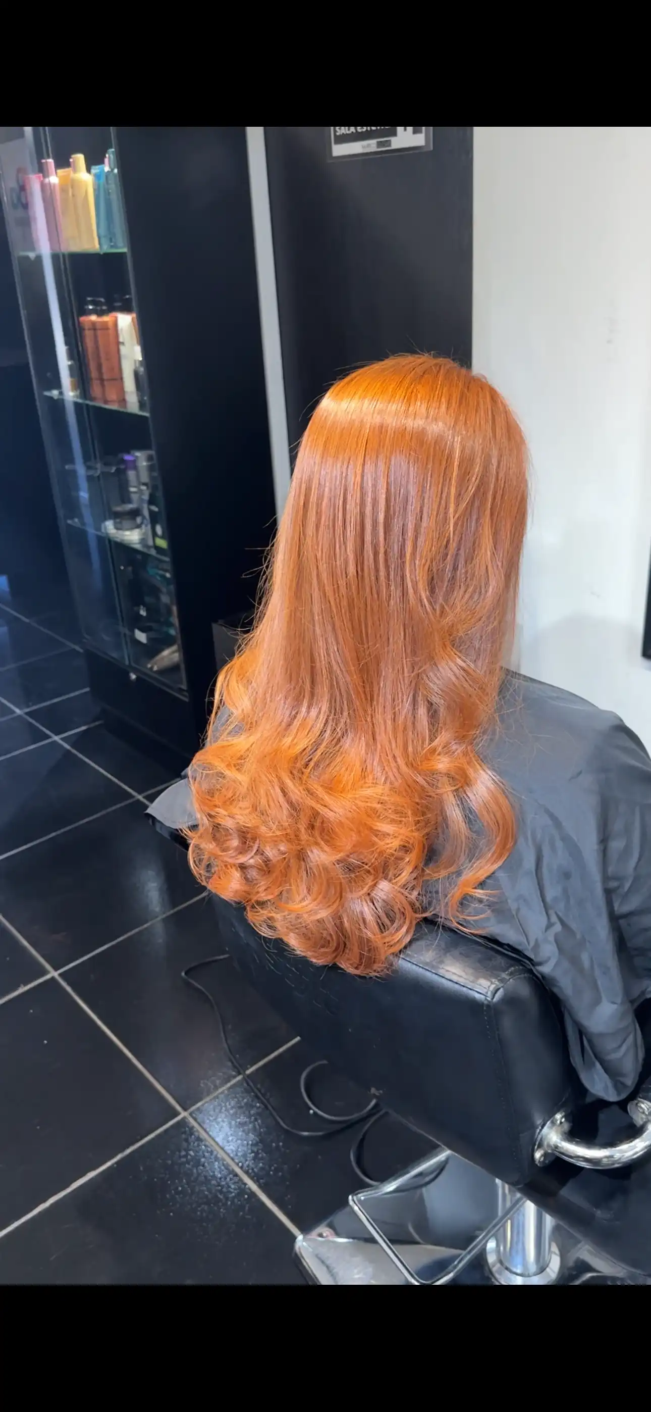 Peinado cobrizo con ondas y volumen