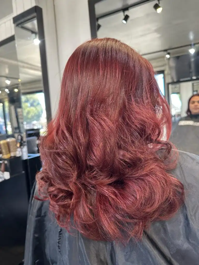 Trabajo de color rojo con ondas definidas