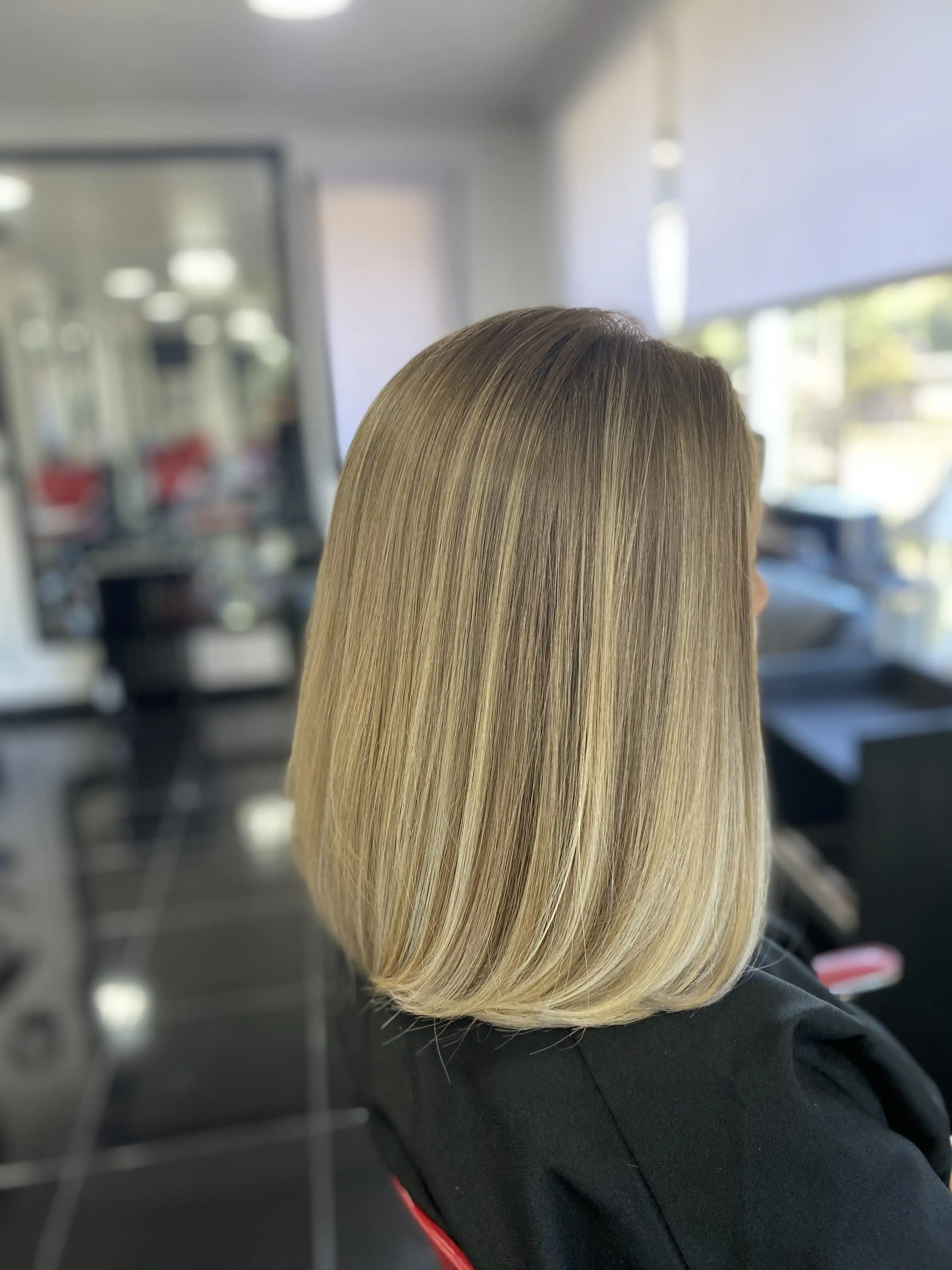 Corte y color rubio corto con terminación limpia