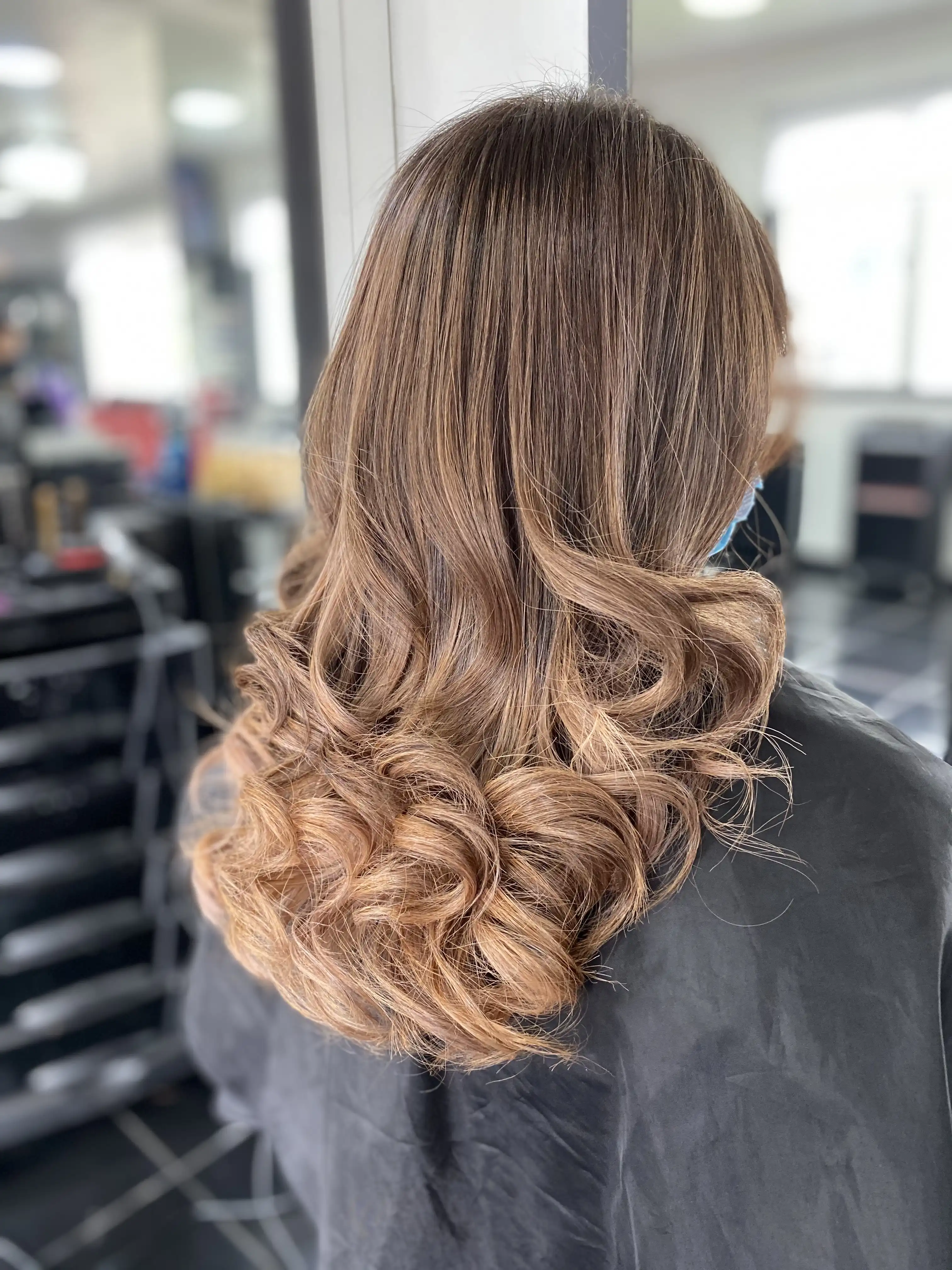 Peinado con ondas suaves en cabello castaño