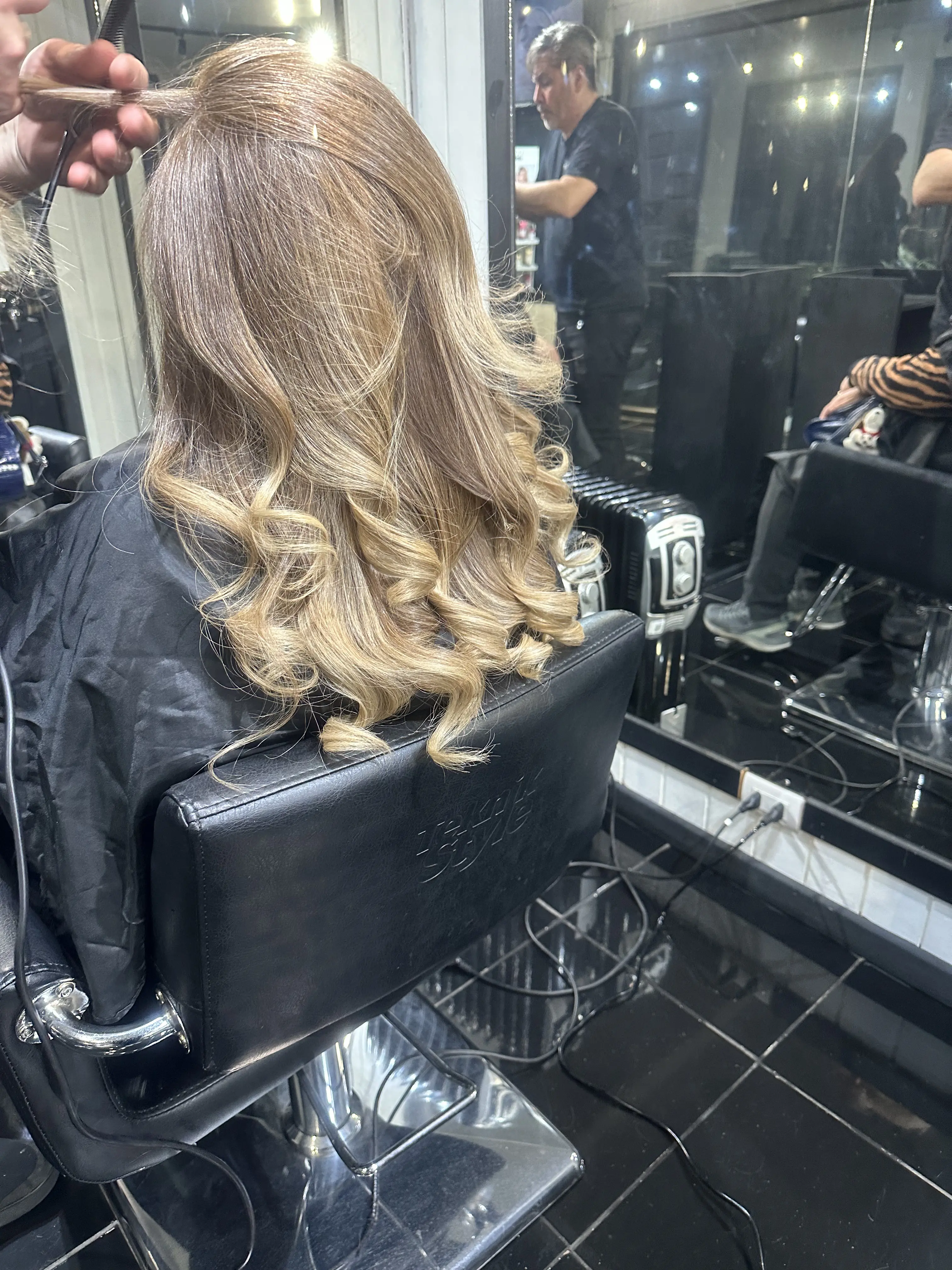 Transformación de rubio con rizos marcados