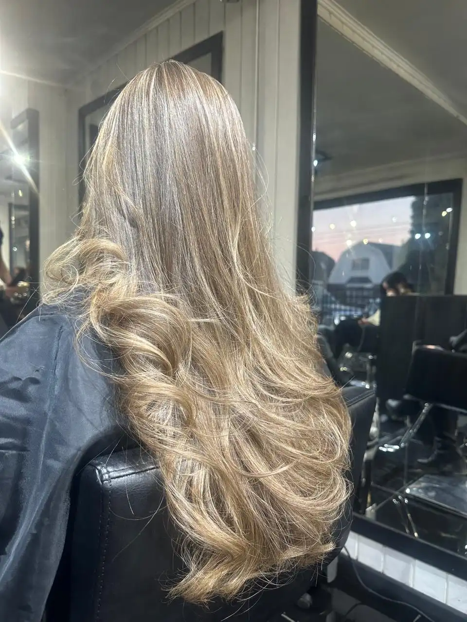 Cabello largo rubio con ondas amplias